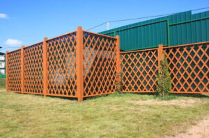 Деревянный забор решетка (шпалера)